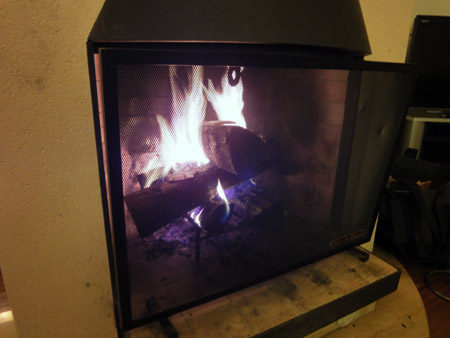 清泉寮の暖炉に火をつける