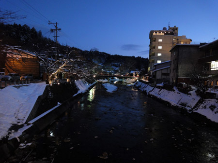 ライトアップされた宮川