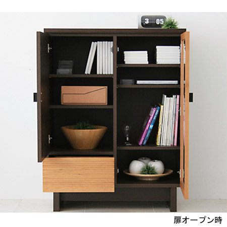 扉を開けた状態のアルダー材キャビネット