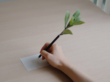ボタニカルペンを手に持ったイメージ